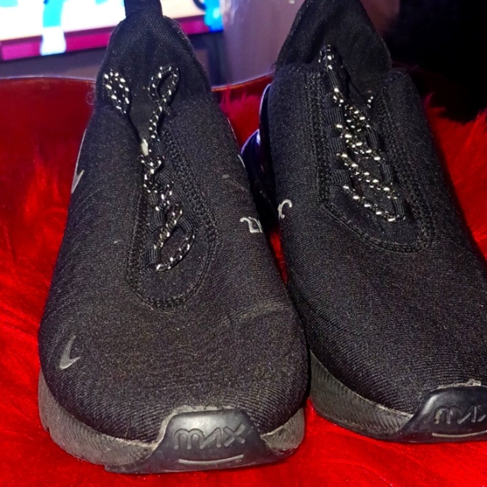 Black unisex nike shoes 4.5y